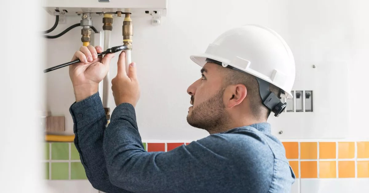 Técnico instalando calentador